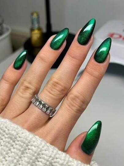 Classic Emerald Cat Eye Nails